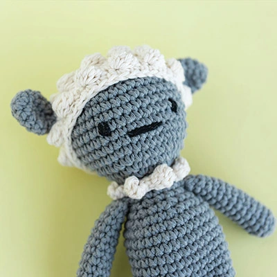 Muñeco de un corderito hecho a crochet
