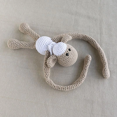 Oveja hecha a crochet abrazadora de cortinas