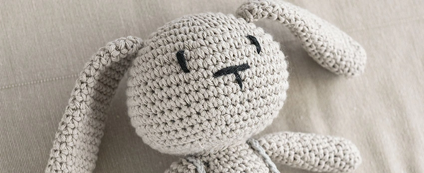 Muñeco de un conejo hecho a crochet
