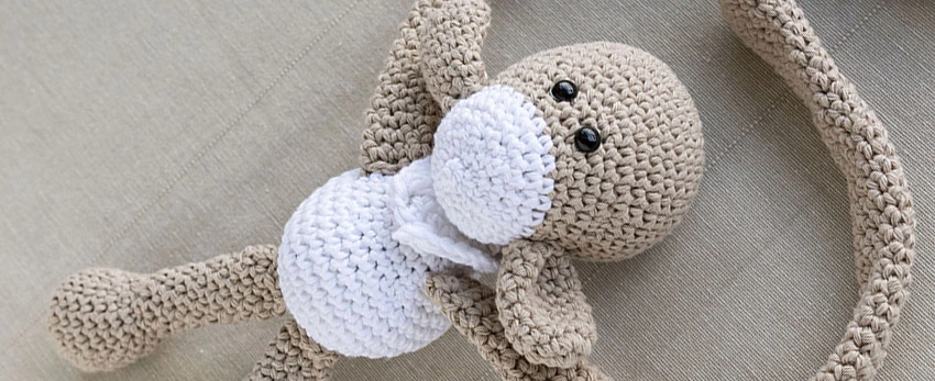 Oveja hecha a crochet abrazadora de cortinas